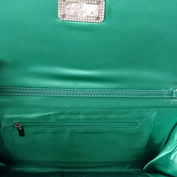 Green Clutch - Picture 3 of 3